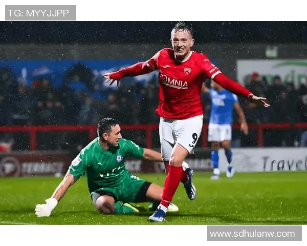 重庆足球队大满贯点评：团队配合展现出色默契与战术执行力