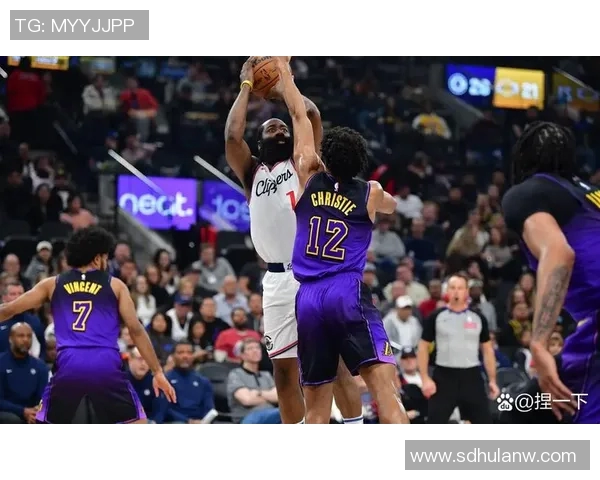 勇士与快船激战正酣比分胶着精彩瞬间回顾与分析 勇士与快船激战正酣比分胶着精彩瞬间回顾与分析